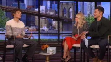 Falda de viscosa elástica Roland Mouret Arreton usada por Kelly Ripa como se ve en LIVE with Kelly and Mark el 7 de octubre de 2025