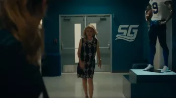Robe fourreau Banana Republic portée par Tricia (Wynn Everett) comme on le voit dans Chad Powers (S01E03)