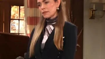 La joven y la inquieta Amelia Heinle Blazer negro con cordones usado por Victoria Newman (Amelia Heinle) en La joven y la inquieta