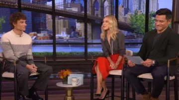 Suéter de espiga a rayas de Thom Browne usado por Simon Mason como se ve en LIVE with Kelly and Mark el 7 de octubre de 2025