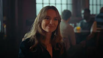 Cárdigan de cuello redondo Sandro usado por Sarah Plankmore (Madison Iseman) como se ve en The Rainmaker (S01E06)