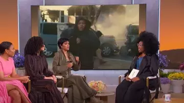 Bufanda de Helmut Lang Trench usada por Jennifer Hudson como se ve en The Jennifer Hudson Show el 2 de octubre de 2025