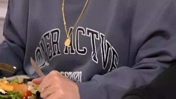 Sweat-shirt oversize porté par Stacey Solomon dans Stacey & Joe Open Up On Life With 5 Kids And A House Full Of Animals | Ce matin