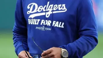 Sweat à capuche porté par Dave Roberts dans MUST-SEE : Dodgers, Padres Benches Clear, Ohtani Hit With 100 MPH Fastball, Dave Roberts Ejected !