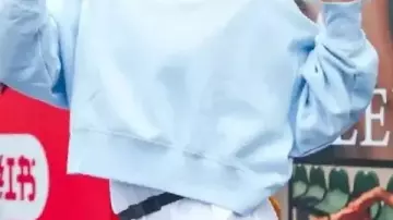 Sudadera usada por Aryna Sabalenka en SABALENKA vs SRAMKOVA • WTA Wuhan 2025 • Tenis EN VIVO