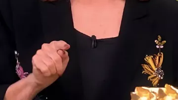 Blazer noir orné de fleurs porté par Self - Co-Host (Joy Behar) dans The View