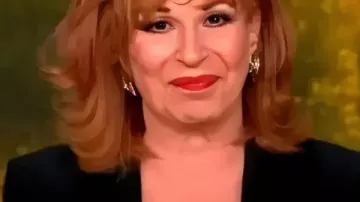 Blazer adornado con flores negras Joy Behar The View 2025 usado por Joy Behar como se ve en The View