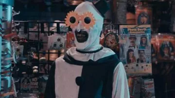 Costume d’Halloween d’Art le Clown porté par Art le Clown (David Howard Thornton) tel qu’on le voit dans Terrifier 2