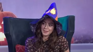 Camisa de manga corta floral de Prada usada por Aubrey Plaza como se ve en Today el 8 de octubre de 2025