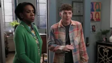Chemise Wax London Whiting portée par Jacob Hill (Chris Perfetti) telle qu’elle est vue à l’école primaire Abbott (S05E02)