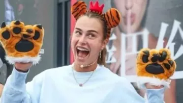 Wuhan Open Fan Meeting Blue Sweatshirt worn by Aryna Sabalenka in Wuhan Open Highlights: Aryna Sabalenka's controversial scene asking ball girl to hurry