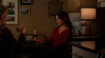 Sezane Nathalia Jersey usado por Cassandra Lee (Kristin Kreuk) como se ve en Asesinato en un pueblo pequeño (S02E03)