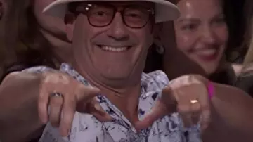 Conjunto de pantalones cortos con gráficos azules de Saturday Night Live usado por Jon Hamm como se ve en Saturday Night Live