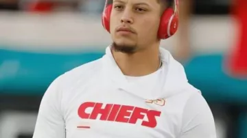 Sudadera con capucha blanca de los CHIEFS usada por Patrick Mahomes II en Chiefs QB #15 Patrick Mahomes TD ???? 9yd keeper