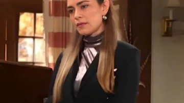 The Young and the Restless Blazer negro con cordones usado por Amelia Heinle como se ve en The Young and the Restless