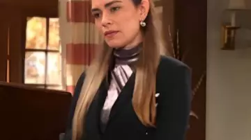 The Young and the Restless Blazer negro con cordones usado por Amelia Heinle como se ve en The Young and the Restless
