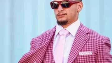 Llega el traje de pata de gallo de Jacksonville usado por Patrick Mahomes II en Patrick Mahomes llega para Monday Night Football #Chiefs #Jaguars #NFL #Football