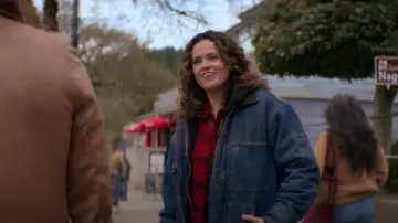 Chaqueta vaquera de peso pesado de gran tamaño Gap usada por Savonna Spracklin como se ve en Asesinato en un pueblo pequeño (S02E03)