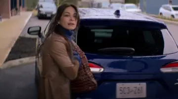 Vagabundo de hombros marrones con tachuelas de cuero tejido y cuerda Kooba usado por Cassandra Lee (Kristin Kreuk) como se ve en Asesinato en un pueblo pequeño (S02E03)
