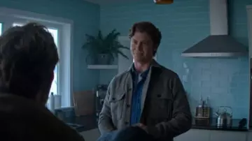 Camisa de espiga de 7 Diamonds Generation usada por Jesse (Quinten James) como se ve en Asesinato en un pueblo pequeño (S02E03)