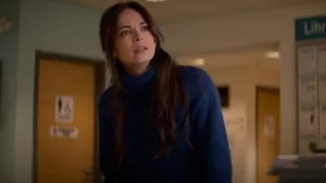 Sezane Soren Jersey usado por Cassandra Lee (Kristin Kreuk) como se ve en Asesinato en un pueblo pequeño (S02E03)