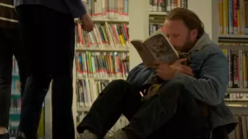 Chaqueta Lee Storm Rider usada por Todd Loomis (Joshua Close) como se ve en Asesinato en un pueblo pequeño (S02E03)