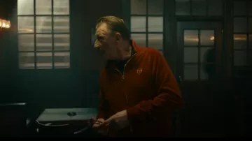 Sergio Tacchini Court Velvet Veste de survêtement portée par Richie Stevenson (Geoff Bell) comme on le voit dans MobLand (S01E08)