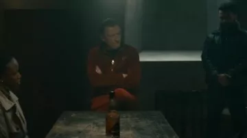 Sergio Tacchini Operations Inc Lioni Velvet Pantalon de survêtement porté par Richie Stevenson (Geoff Bell) comme on le voit dans MobLand (S01E08)