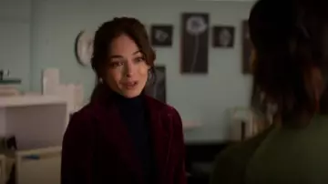 Por Anthropologie Cuello alto de manga larga acanalado usado por Cassandra Lee (Kristin Kreuk) como se ve en Asesinato en un pueblo pequeño (S02E03)