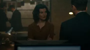 Polo à manches courtes côtelé porté par Alice Barnes (Emily Barber) comme on le voit dans MobLand (S01E08)