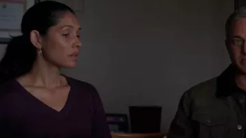 Haut à col en V en jersey Reiss porté par Stella Kidd (Miranda Rae Mayo) comme on le voit dans Chicago Fire (S14E01)