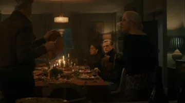 Dolce & Gabbana Jupe midi à imprimé léopard portée par Maeve Harrigan (Helen Mirren) vue dans MobLand (S01E08)