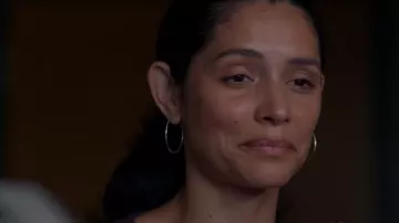 Argento Vivo Endless Hoops portés par Stella Kidd (Miranda Rae Mayo) comme on le voit dans Chicago Fire (S14E01)