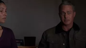 Chaqueta Rambler de hierro y resina usada por Kelly Severide (Taylor Kinney) como se ve en Chicago Fire (S14E01)