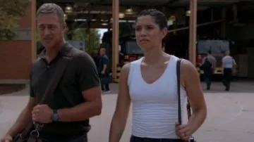 ATM Anthony Thomas Melillo Pima Cotton Ruched V Neck Tank porté par Stella Kidd (Miranda Rae Mayo) comme on le voit dans Chicago Fire (S14E01)
