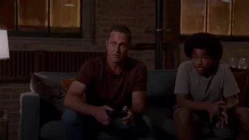 Paige Men’s Cash Short Sleeve T Shirt porté par Kelly Severide (Taylor Kinney) comme on le voit dans Chicago Fire (S14E02)