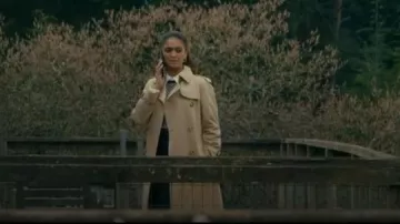 Trench-coat Burberry porté par Seraphina Harrigan (Mandeep Dhillon) vu dans MobLand (S01E10)