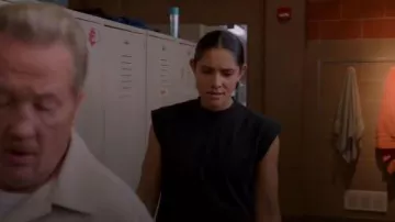 T-shirt Caspen Anine Bing pour femme porté par Stella Kidd (Miranda Rae Mayo) comme on le voit dans Chicago Fire (S14E02)