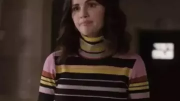 Only Murders In The Building S05 Selena Gomez Striped Turtleneck Top of Mabel Mora (Selena Gomez) in Only Murders in the Building (S05E05)