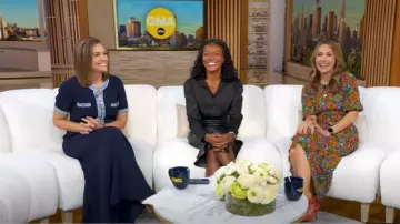 Vestido maxi de punto y denim Sandro usado por Mary Bruce como se ve en Good Morning America el 8 de octubre de 2025