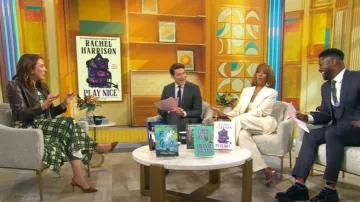 Robe midi sans manches froncée à carreaux Stine Goya portée par Sarah Gelman telle qu’elle est vue dans CBS Mornings le 6 octobre 2025