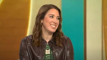 Alice + Olivia Leon Crop Chemise boutonnée en similicuir portée par Sarah Gelman comme on le voit dans CBS Mornings le 6 octobre 2025