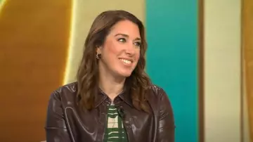 Alice + Olivia Leon Crop Chemise boutonnée en similicuir portée par Sarah Gelman comme on le voit dans CBS Mornings le 6 octobre 2025