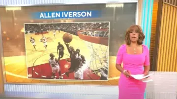 Robe fourreau Black Halo Salvanna portée par Gayle King telle que vue dans CBS Mornings le 7 octobre 2025