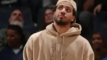 Tyrese Haliburton Le monde est à vous Sweat à capuche beige dans The Pacers Are Cooking ?! L’équipe la plus beige du basket-ball vient de renverser le poêle