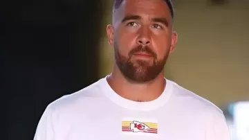 Travis Kelce KC 87 T-Shirt Blanc en Chiefs #87 Maillot Travis Kelce et chaussures Jordan 11