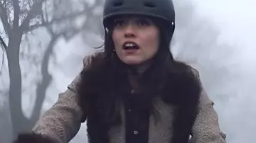 Film Club 2025 Aimee Lou Wood Abrigo largo usado por Evie (Aimee Lou Wood) en Film Club (S01)