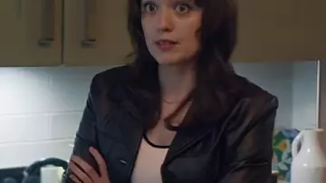 Film Club 2025 Aimee Lou Wood Blazer de cuero negro usado por Evie (Aimee Lou Wood) en Film Club (S01)