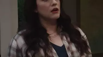 Shifting Gears S2 Kat Dennings Chemise à carreaux portée par Riley Parker (Kat Dennings) dans Shifting Gears (S02)