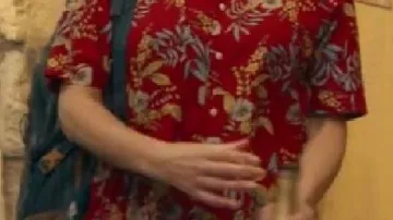 Chemise rouge à fleurs portée par Suranne Jones dans la bande-annonce de la saison 1 de la série dramatique d'ITV